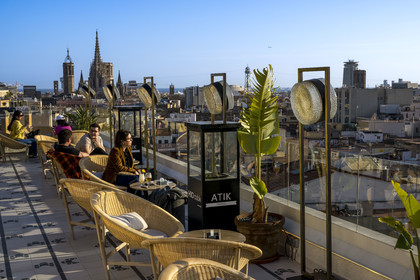 Espagne, Catalogne, Barcelone, le rooftop de l'Hotel H10 Cubik et la cathédrale basilique métropolitaine de la Sainte-Croix et de Sainte Eulalie dans le quartier Barrio Gotico en arrière plan