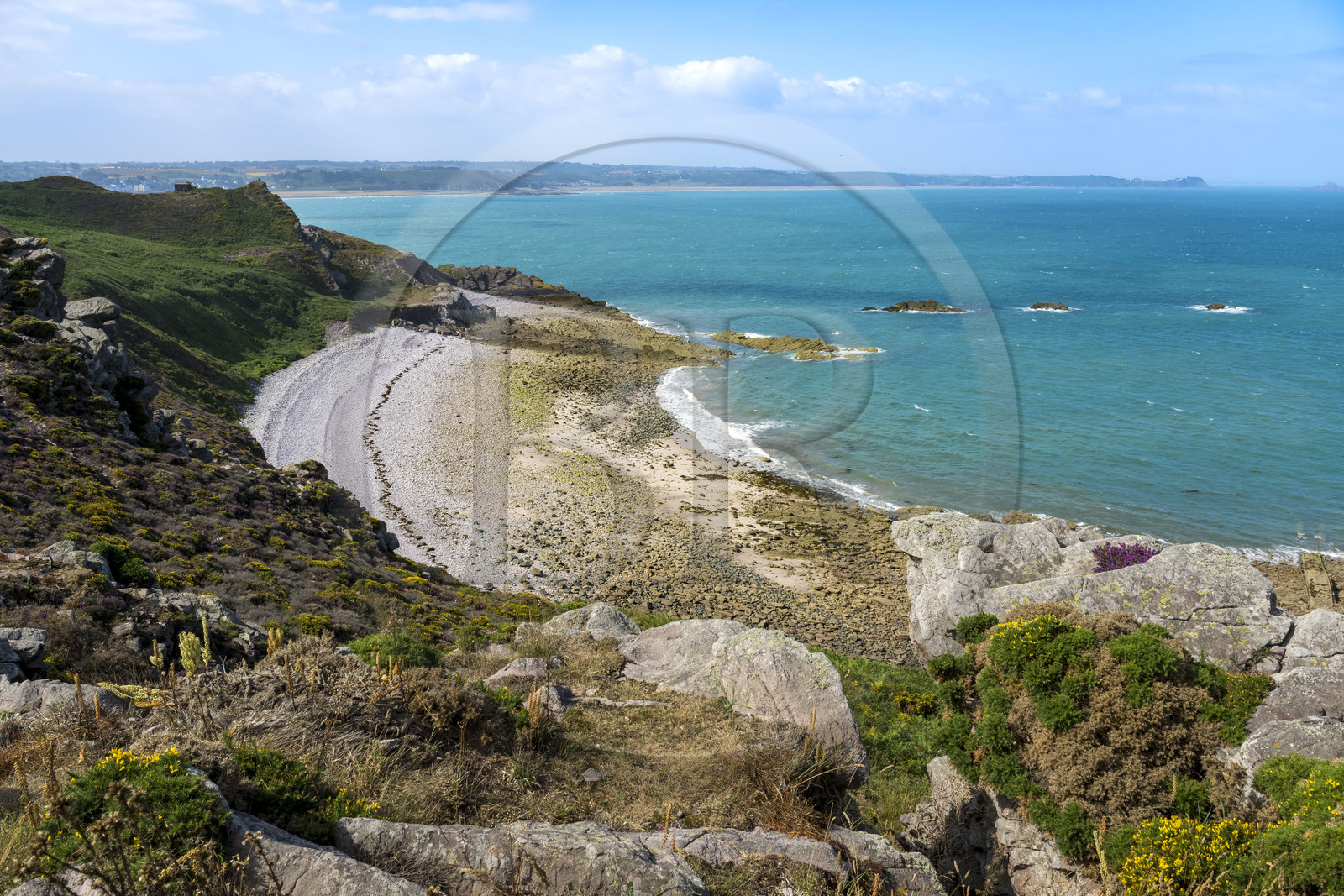 France, Côtes d'Armor (22), Grand Site de France Cap d'Erquy – Cap Fréhel, Erquy, l'Anse de Port-Blanc sur le chemin de Grande Randonnée GR 34
