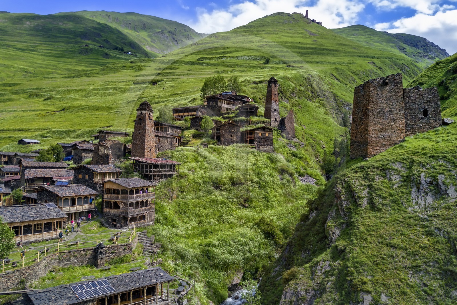 Géorgie, Kakheti, Parc national de Touchétie, vallée de la rivière Alazani dans les montagnes de Pirikiti, village de Dartlo surplombé par Kvavlo (vue aérienne)
