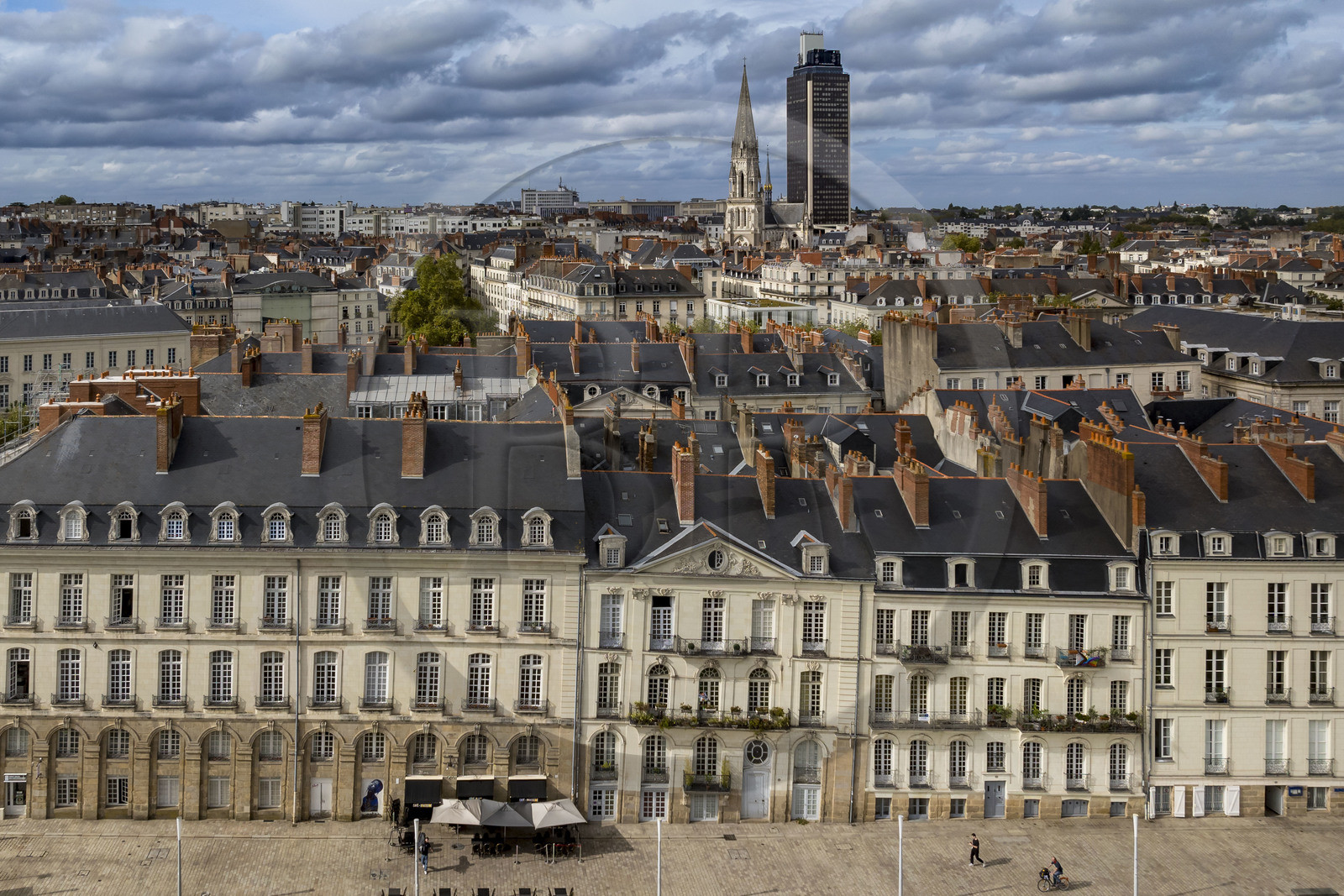 France, Loire Atlantique, Nantes, shipowners' houses on Quai Turenne on the former Ile Feydeau and the Tower of Brittany in the background (aerial view)