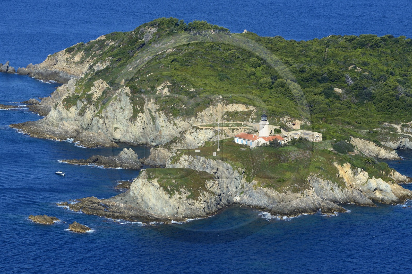 France, Var (83), Hyères, Ile du Grand Ribaud située entre la Presqu'Ile de Giens et l'Ile de Porquerolles (vue aérienne) France, Var (83), Hyères, Ile du Grand Ribaud située entre la Presqu'Ile de Giens et l'Ile de Porquerolles (vue aérienne)