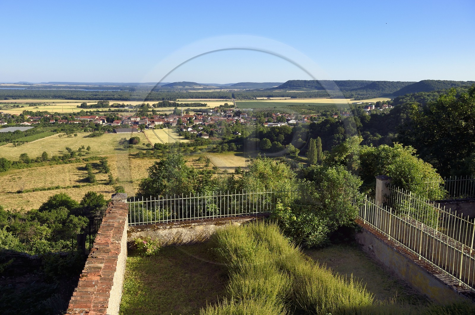 France, Meuse (55), Parc régional de Lorraine, Cotes de Meuse, Hattonchâtel, le bas village de Vigneulles-les-Hattonchatel dans la plaine de la Woëvre
