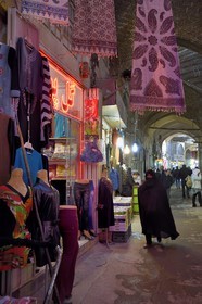 Iran, province d'Ispahan, Ispahan, Bazar-e Bozorg (Grand Bazar), immense bazar couvert qui remonte à près de 1300 ans, magasin de vetements pour femmes