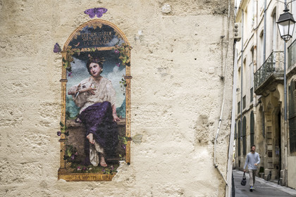 France, Hérault (34), Montpellier, centre historique appelé l’Ecusson, street art signé Voglio Bene alias Bénédicte Piccollillo rue de la Carbonnerie