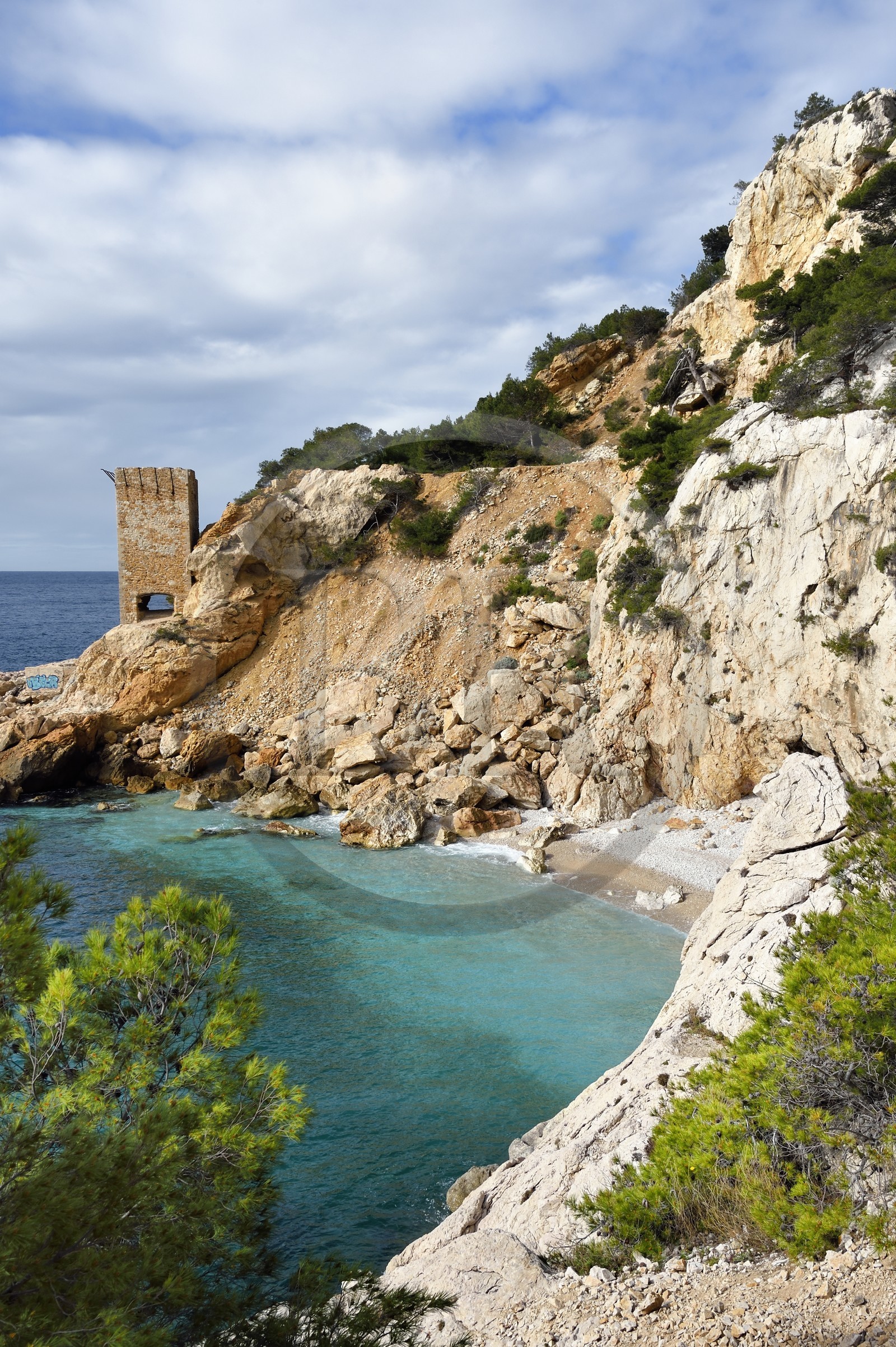 France, Bouches-du-Rhône (13), Ensuès-la-Redonne vers Marseille, la Cote Bleue, randonnée de Niolon au Cap Méjean le long du Sentier des Douaniers, la petite plage de la calanque de l'Erevine