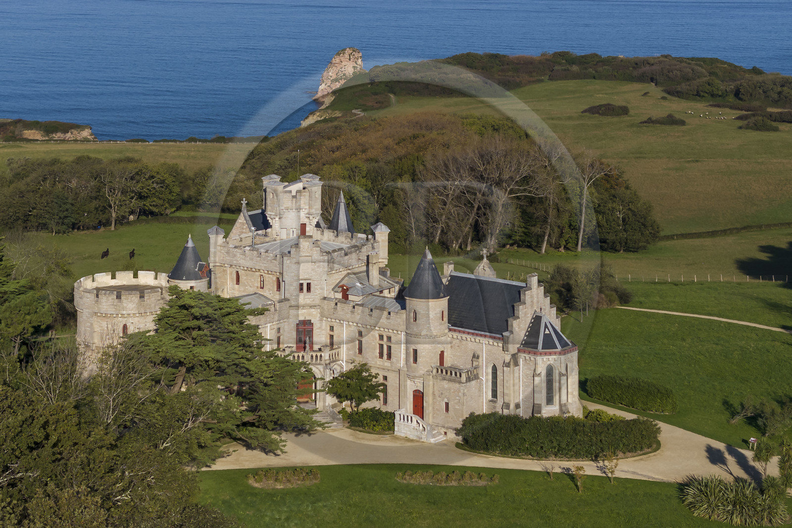 France, Pyrénées-Atlantiques (64), la côte du Pays-Basque, Hendaye, chateau d'Abbadia construit en 1870 par Eugène Viollet-le-Duc pour Antoine d'Abbadie d'Arrast (vue aérienne)