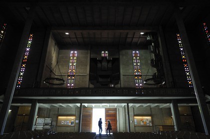 France, Seine-Maritime (76), Le Havre, Centre-ville reconstruit du Havre par Auguste Perret classé Patrimoine Mondial de l'UNESCO, Eglise Saint-Joseph, la porte principale