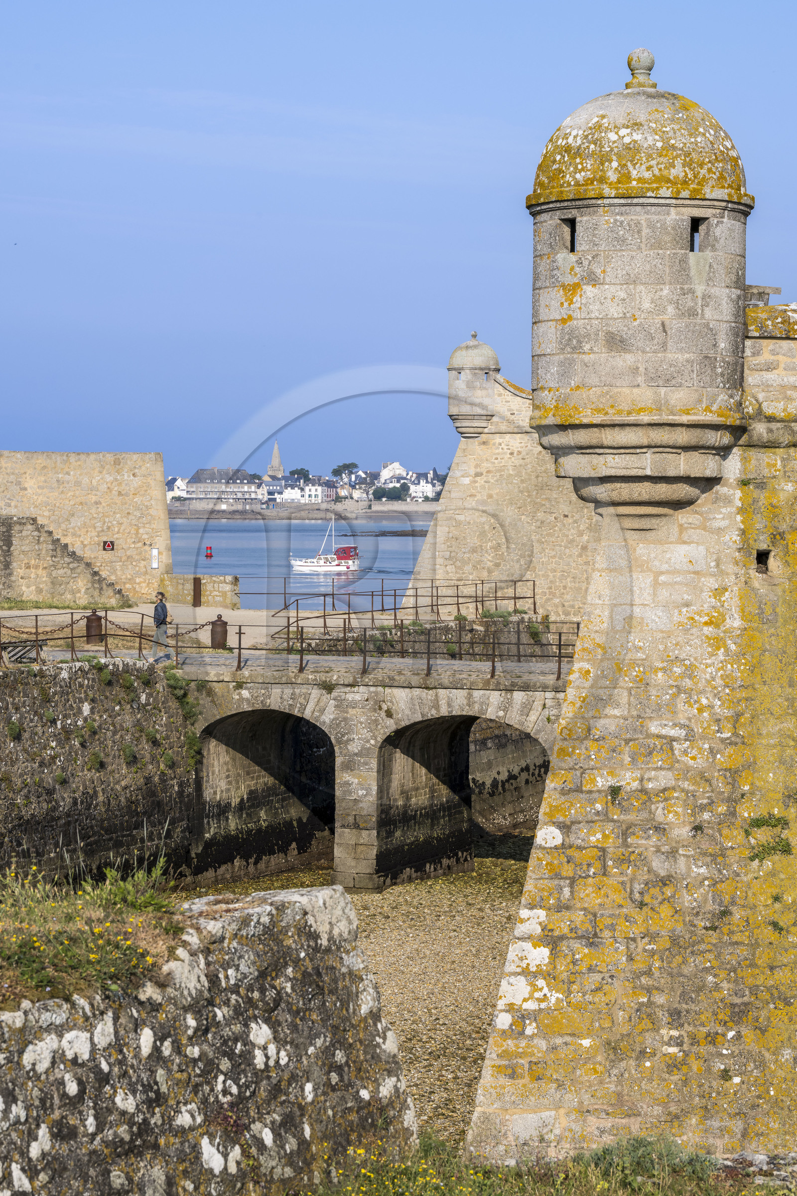 France, Morbihan (56), Port-Louis, la citadelle de Port-Louis remaniée par Vauban à l'entrée de la rade de Lorient, musée de la Compagnie des Indes, échauguettes autour de la première porte d'entrée, Larmor-Plage en arrière plan