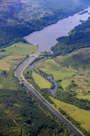 Royaume-Uni, Ecosse, Highland, canal Calédonien qui relie la côte est à la côte ouest de l'Ecosse et le Loch Oich en arrière plan (vue aérienne)