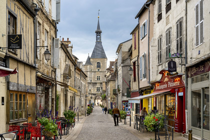 France, Yonne (89), parc naturel régional du Morvan, Avallon, la tour de l'Horloge au bout de la Grand rue Aristide Briand