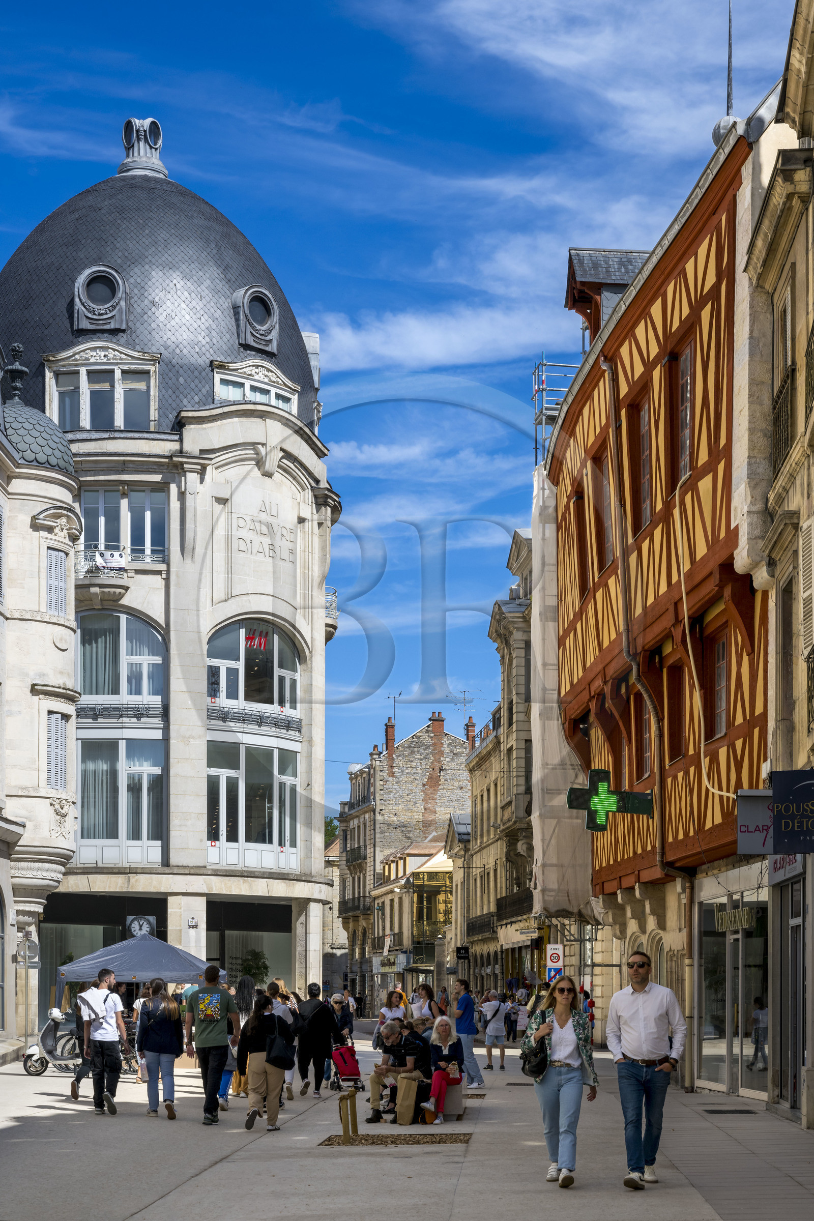 France, Côte-d'Or (21), Dijon, zone classée Patrimoine Mondial de l'UNESCO, maison à pans de bois rue Bossuet et l'ancien grand magasin Au Pauvre Diable en arrière plan
