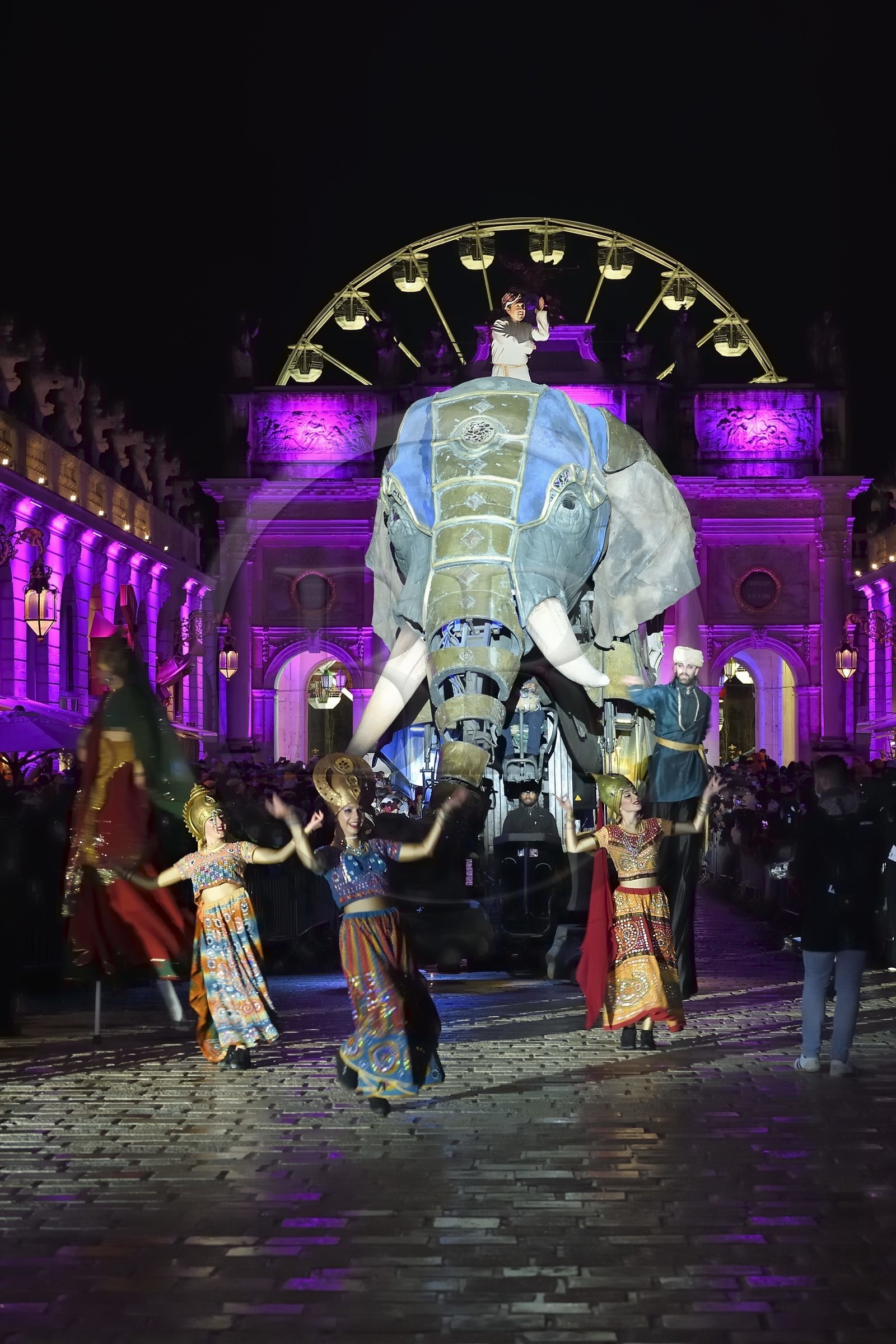 France, Meurthe-et-Moselle (54), Nancy, place Stanislas, le défilé de la Saint-Nicolas, Elephantasia et ses danseurs de la compagnie  Planète Vapeur devant l'Arc de Triomphe (la Porte Héré)