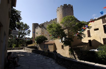 France, Aude (11), chateau du village cathare de Villerouge-Termenes au coeur des corbieres