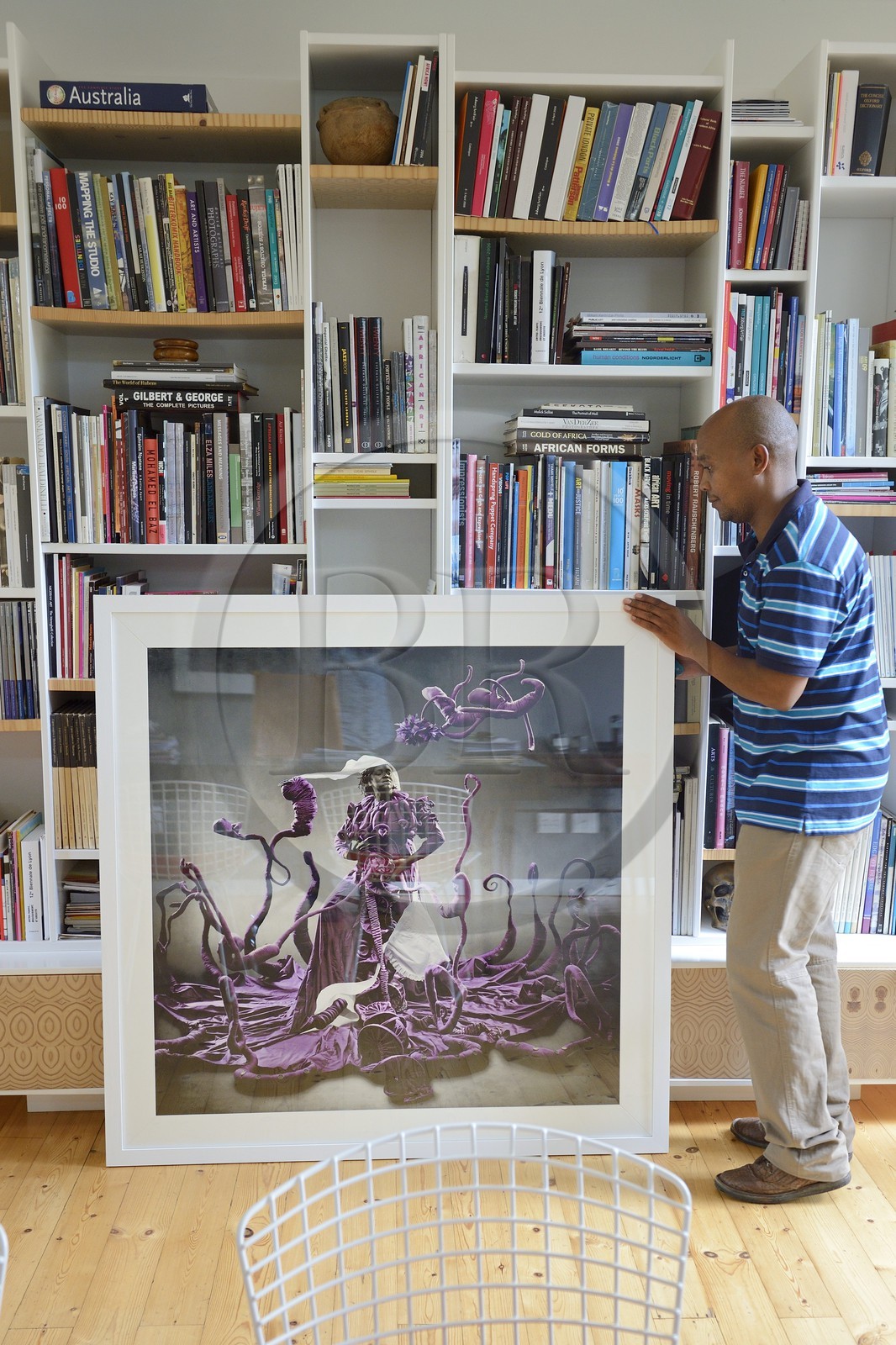 Afrique du Sud, province de Gauteng, Johannesburg, Galerie Momo à Parktown North, création et photo de l'artiste Mary Sibande appelée le pourpre régira (the purple shall govern)