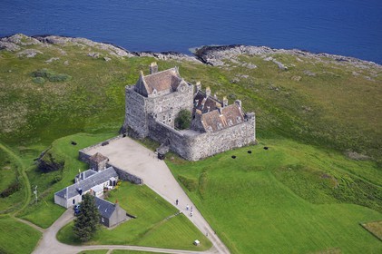 Royaume-Uni, Ecosse, Highland, Hébrides intérieures, Ile de Mull, Duart Castle du Clan Maclean (vue aérienne)