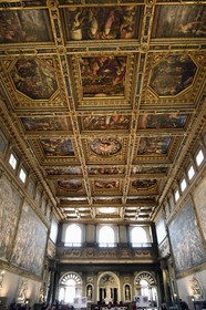 Italie, Toscane, Florence, centre historique classé Patrimoine Mondial de l'UNESCO, le Palazzo Vecchio, Salone dei Cinquecento (salle des Cinq-Cents), le plafond à caissons ornés des peintures de Vasari