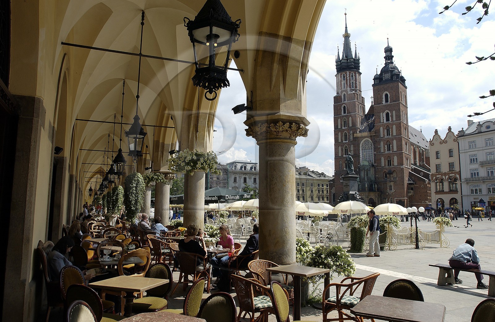 Pologne, Cracovie, vieille ville (Stare Miasto), terrasse de café sous la Halle aux Draps sur la place du Marché face à Notre-Dame Pologne, Cracovie, vieille ville (Stare Miasto), terrasse de café sous la Halle aux Draps sur la place du Marché face à Notre-Dame