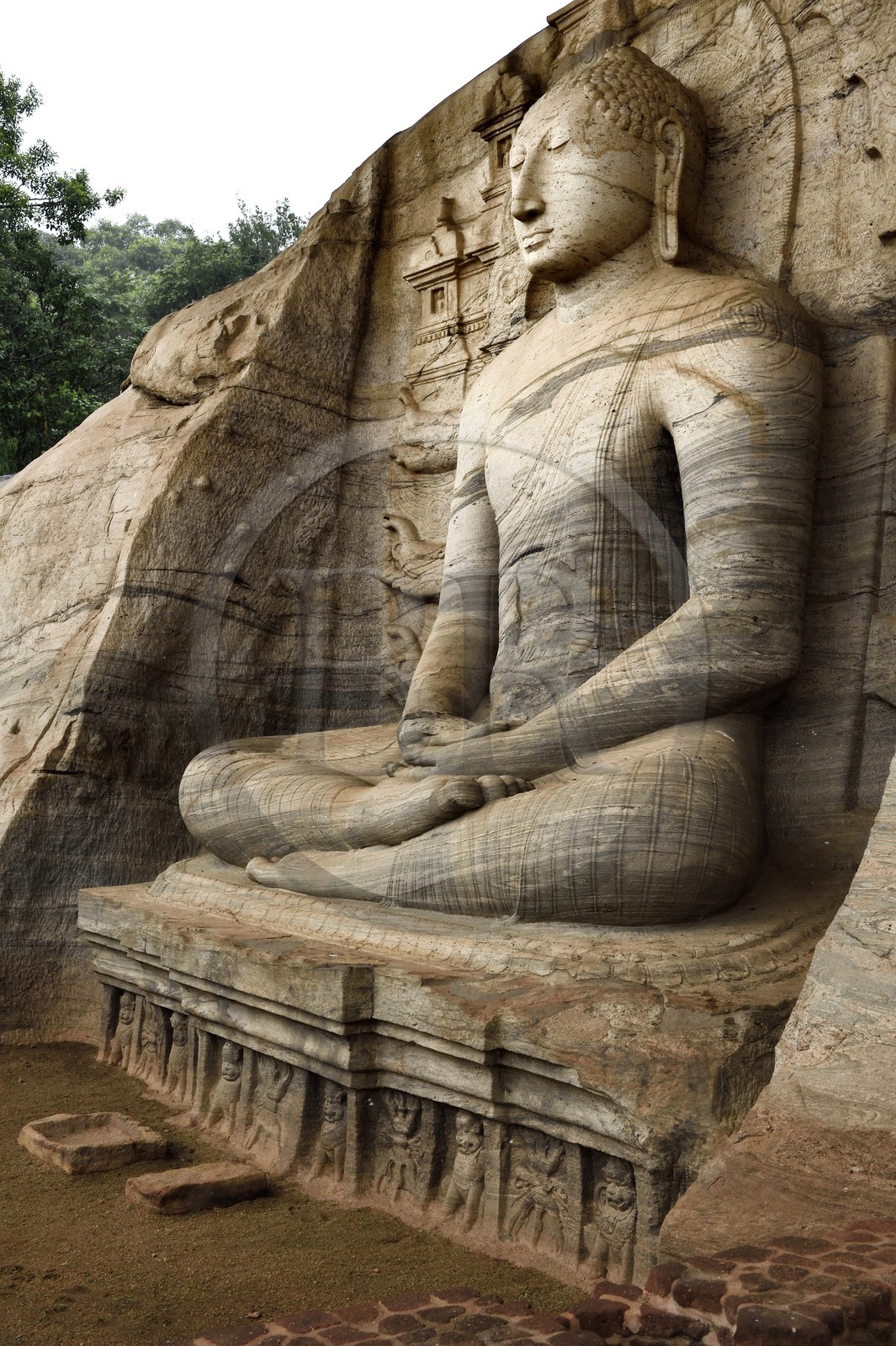 Sri Lanka, province du Centre-Nord, Polonnaruwa, l'ancienne capital du pays (XIe au XIIIe siècle) est classée au Patrimoine Mondial de l'UNESCO, bouddha géant taillé dans la rocher du Gal Vihara,  Bouddha assis les mains jointes en forme de coupe dans la position méditative du dhyana mudra