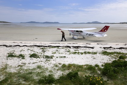 Royaume-Uni, Ecosse, Hébrides extérieures, Ile de Barra, plage à marée basse de la côte Nord qui est aussi la piste de l'aéroport de Barra