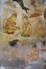 Sri Lanka, province centrale, district de Matale, Sigiriya, ville ancienne de Sigiriya classée patrimoine mondial de l'UNESCO, fresques peintes appelées Les Demoiselles de Sigiriya abritées dans une grotte du Rocher du Lion