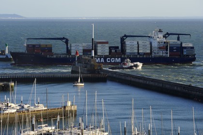 France, Seine-Maritime (76), Le Havre, porte-conteneurs entrant dans le chemin d'accès au port de commerce et port de plaisance au premier plan