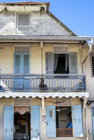 France, Guyane, Cayenne, rue Christophe Colomb dans la vieille ville, magasin atelier Gorée couture dans une maison traditionnelle de style colonial