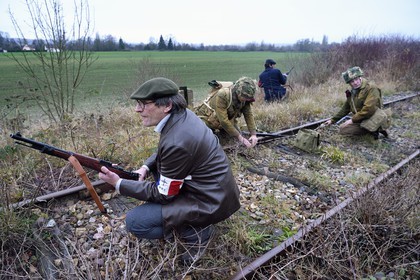 France, Eure (27), Cocherel, Allied Reconstitution Group (association de reconstitution historique de la 2éme Guerre Mondiale US et Maquis), reconstitueurs jouant le rôle de soldats britaniques s'apprétant à saboter une voie de chemin de fer à l'aide d'un explosif plastic sous la vigilance de maquisards des Forces françaises de l'intérieur (FFI)