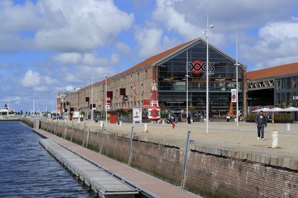 France, Seine-Maritime (76), Le Havre, les anciens docks transformés en Centre commercial Les Docks Vauban le long du Bassin Vauban