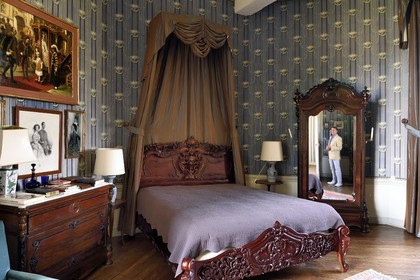 France, Allier (03), former province of Bourbonnais, Besson, Nouveau-Bostz castle belonging to the Prince Charles Henri de Lobkowicz descendant of the Bourbon-Parma, here in reflection in the room of the Empress of Austria Zita de Bourbon-Parme sister of Xavier de Bourbon-Parme