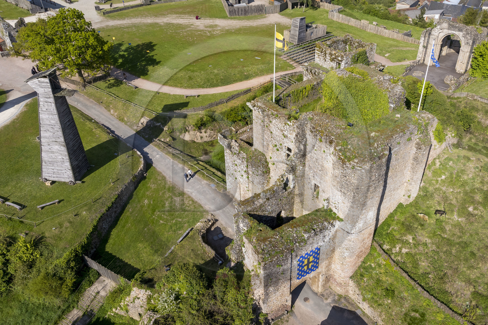 France, Vendée (85), Tiffauges, le chateau de Tiffauges,  ancien chateau fort en ruines où résida Gilles de Rais et spécialisé dans les machines de guerre médiévales (vue aérienne)