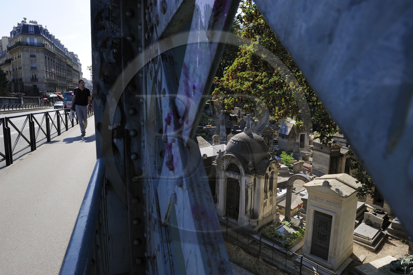 France, Paris (75), le cimetière de Montmartre sous le pont de la rue Caulaincourt France, Paris (75), le cimetière de Montmartre sous le pont de la rue Caulaincourt