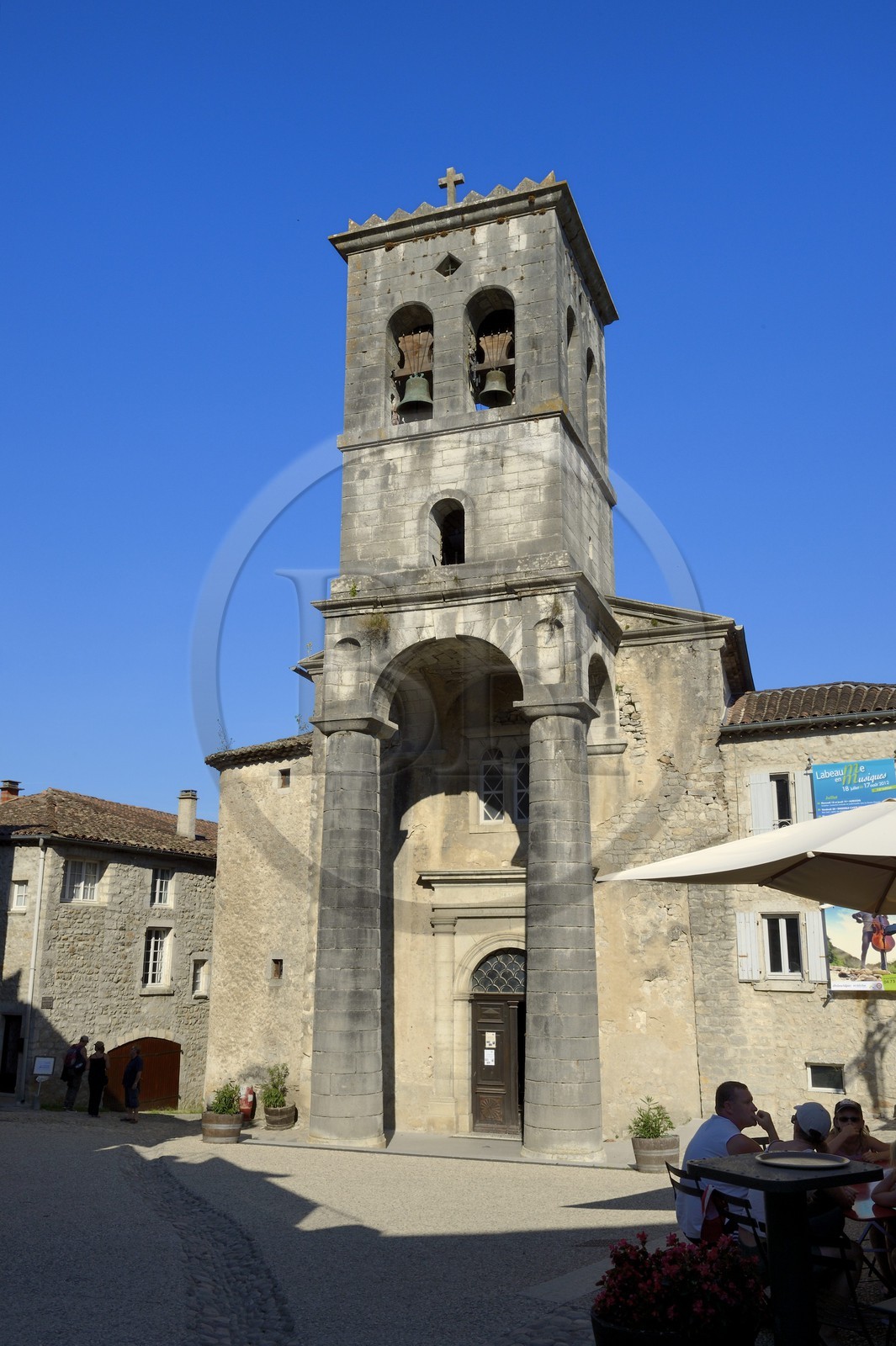 France, Ardèche (07), Gorges de l'Ardèche, Labeaume, place du village et église de Saint-Pierre aux liens du XIVe siècle