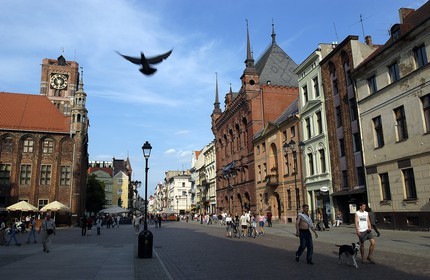 Pologne, Kujavie-Poméranie, ville de Torun, horloge de l' Hôtel de ville et le palais Meissner sur la place du marché dans la vieille ville