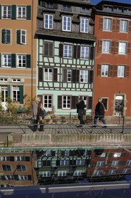 France, Bas Rhin (67), Strasbourg, quartier de la Petite France, passage du bateau-mouche à l'écluse et maisons à colombage