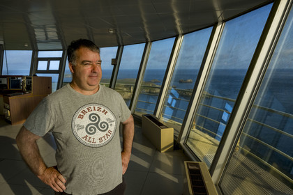 France, Finistère (29), Mer d'Iroise, Ile d'Ouessant, tour radar du Stiff de l'architecte Jean Prouvé (1982) qui surveille le rail de circulation maritime dans la Manche pour le Cross Corsen, Patrick Cornic, technicien du CROSS en poste depuis 2014