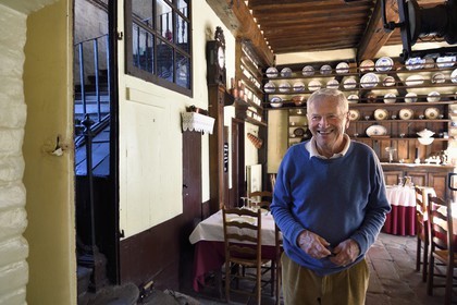 France, Seine-Maritime (76), Pays de Caux, Tôtes, l'auberge du cygne, ancien relais de la Poste royale, elle aurait hébergé des personnalités comme D'Artagnan, Madame de Pompadour, Louis-Philippe Ier, Napoléon Ier et l’impératrice Joséphine etc et fut le lieu où Guy de Maupassant écrivit Boule de Suif (dans lequel l’auberge est très présente) et où Gustave Flaubert écrivit une partie de Madame Bovary, le comte Geoffroy De Belloy De Saint-Linéard dont la famille en est propriétaire depuis la fin du XVIIe siècle