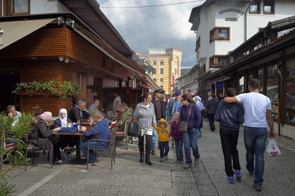 Bosnie-Herzégovine, Sarajevo, quartier de Bascarsija dans la vieille ville, la rue Bravadziluk célèbre pour ses restaurants de Burek et cevapi