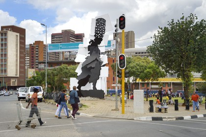Afrique du Sud, province de Gauteng, Johannesburg, CBD (Central Business District), la sculpture du marcheur de feu (Fire Walker) par William Kentridge et Gerhard Marx représente une femme portant un brasier sur la tête en mémoire de l'activité principale dans ce quartier au cours des dernières années, où des femmes préparaient et de vendaient leurs feux à d'autres pour qu'ils puissent cuisiner