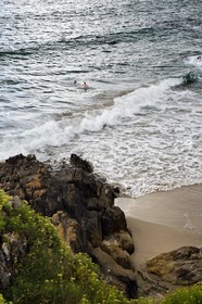France, Finistère (29), Moelan-sur-Mer, le littoral entre Kerfany les Pins et la plage de Trenez sur le chemin de Grande Randonnée GR 34 ou sentier des douaniers, baigneurs dans une crique