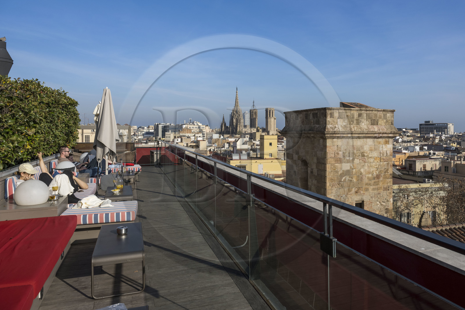 Espagne, Catalogne, Barcelone, quartier de Las Ramblas, rooftop de l'Hotel 1898, la cathédrale basilique métropolitaine de la Sainte-Croix et de Sainte Eulalie dans le quartier Barrio Gotico en arrière plan