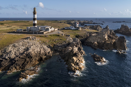 France, Finistère (29), Mer d'Iroise, Ile d'Ouessant, le phare du Créac’h et les rochers de la cote dechiquetée au Nord de l'Ile (vue aérienne)