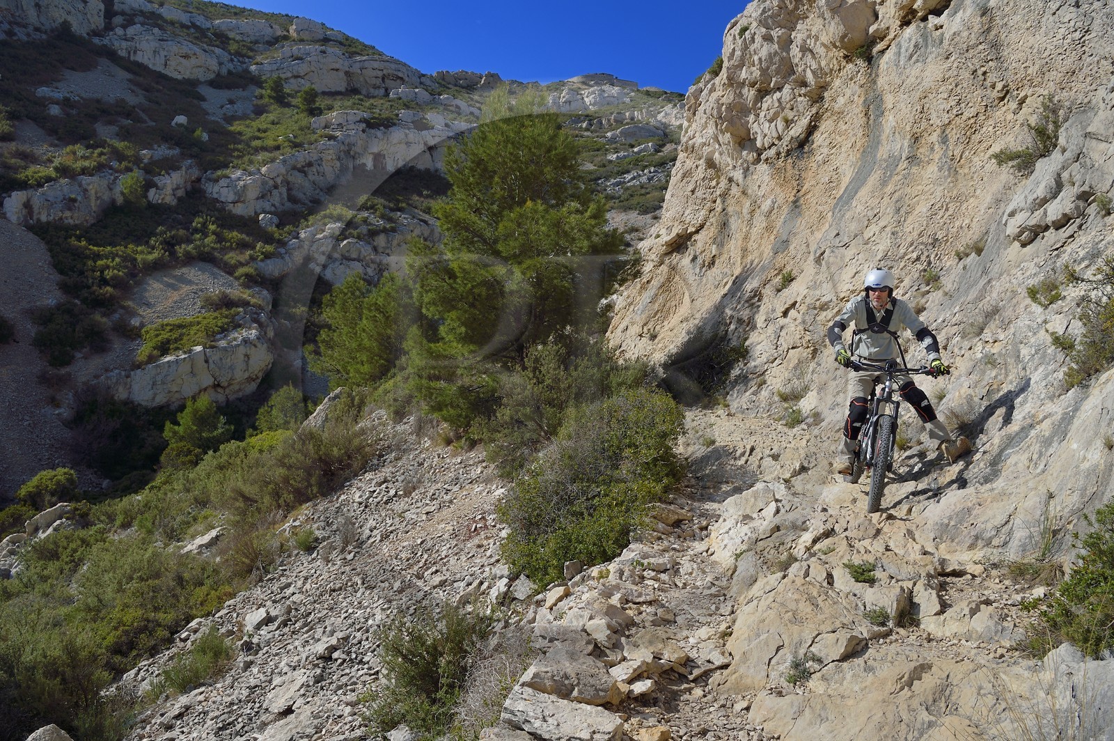 France, Bouches-du-Rhône (13), Le Rove vers Marseille, la Cote Bleue, randonnée de Niolon au Cap Méjean le long du Sentier des Douaniers, vététiste