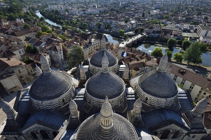 France, Dordogne (24), Périgord Blanc, Périgueux, les coupoles de la Cathédrale Saint-Front, étape sur le chemin de Saint-Jacques-de-Compostelle site classé Patrimoine Mondial de l'UNESCO, et les berges de la rivière l'Isle