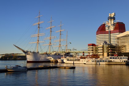 Suède, Västra Götaland, Göteborg (Gothenburg), le gratte-ciel Götheborgs-utkiken et le voilier Viking sur les quais du bassin Lilla bommens hamm