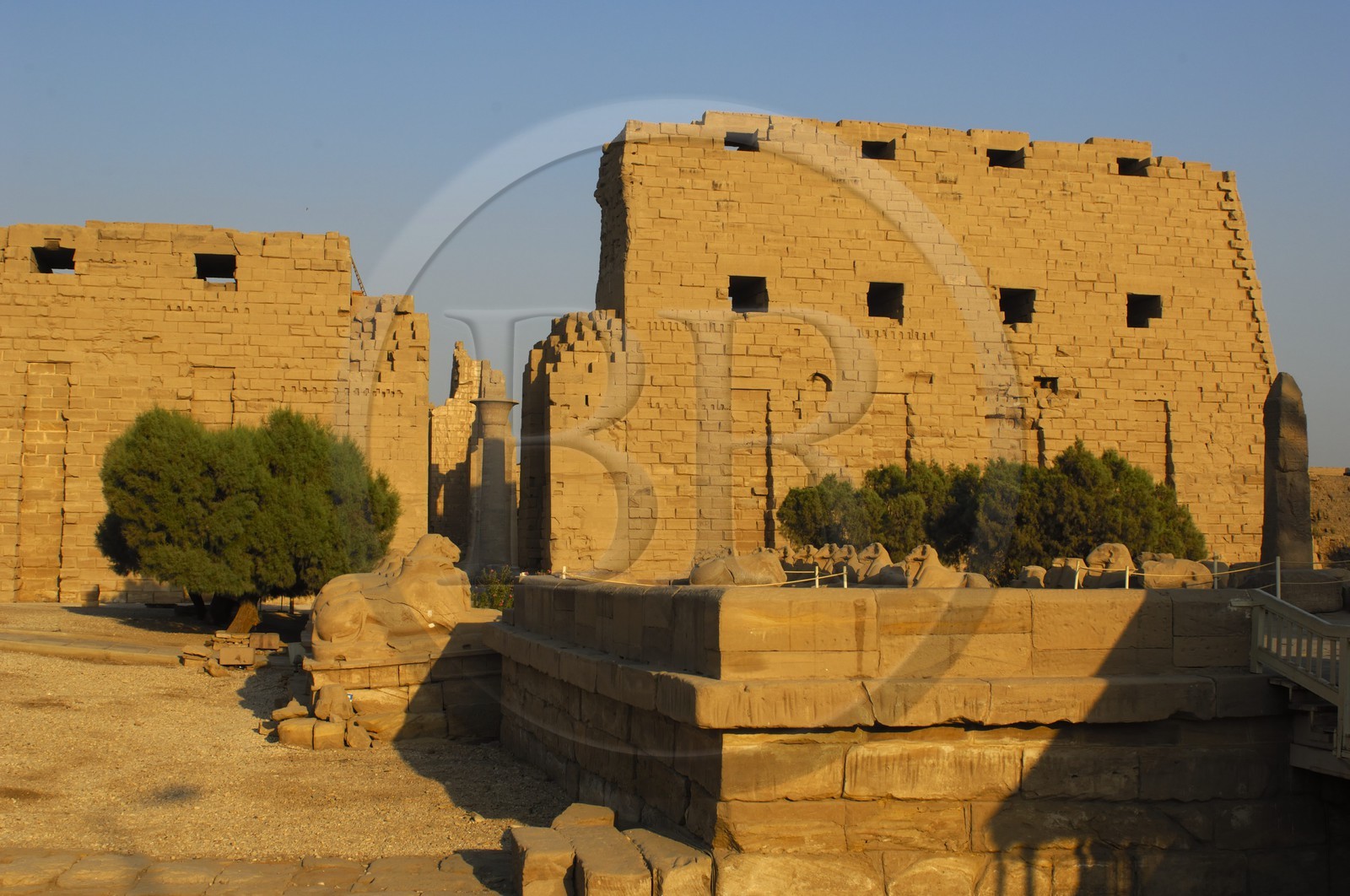 Egypte, Haute Egypte, vallée du Nil, Louxor, Karnak, classé Patrimoine Mondial de l'UNESCO, le premier pylone