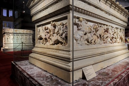 Turquie , Istanbul, centre historique classé Patrimoine Mondial de l'UNESCO, Musées archéologiques d'Istanbul dans les dépendances du Palais de Topkapi, sarcophage d'Alexandre du fin IVe siècle avant JC et sarcophage des pleureuses au fond