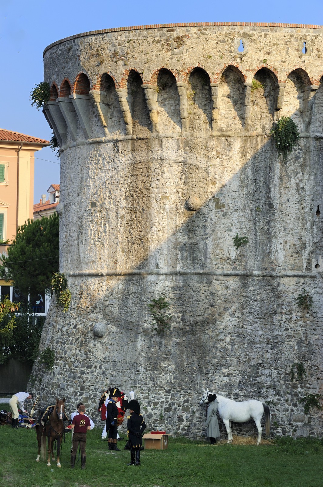 Italie, Ligurie, Sarzana, Napoleon Festival, Napoleon et deux officiers au pied de la citadelle (forteresse Firmafede)