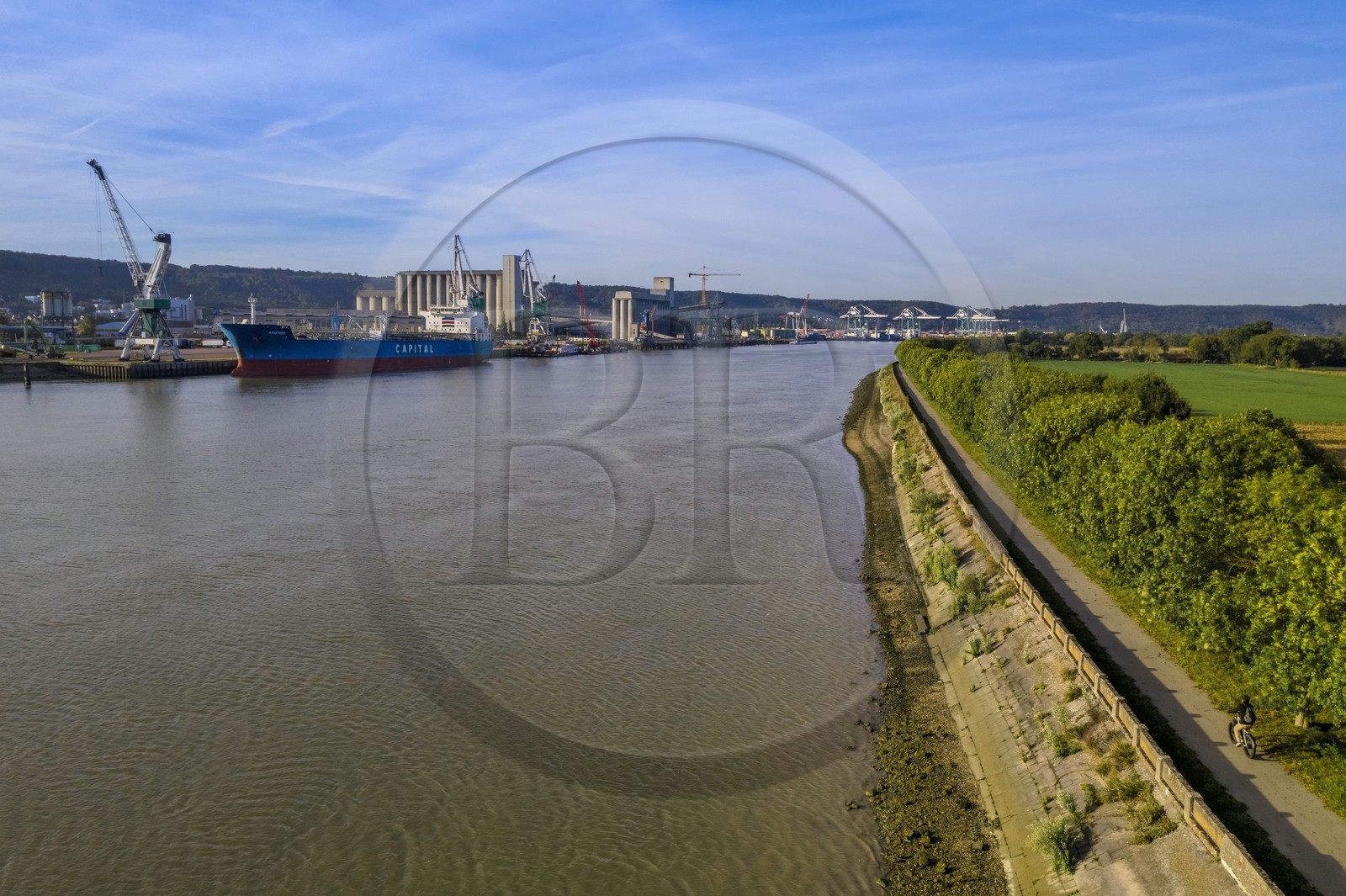 France, Seine-Maritime (76), Parc naturel régional des Boucles de la Seine normande, Hautot-sur-Seine, cycliste sur la veloroute face au Grand Port Maritime de Rouen (vue aérienne)