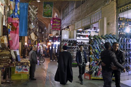 Iran, province d'Ispahan, Ispahan, Bazar-e Bozorg (Grand Bazar), immense bazar couvert qui remonte à près de 1300 ans, boutique de chaussures