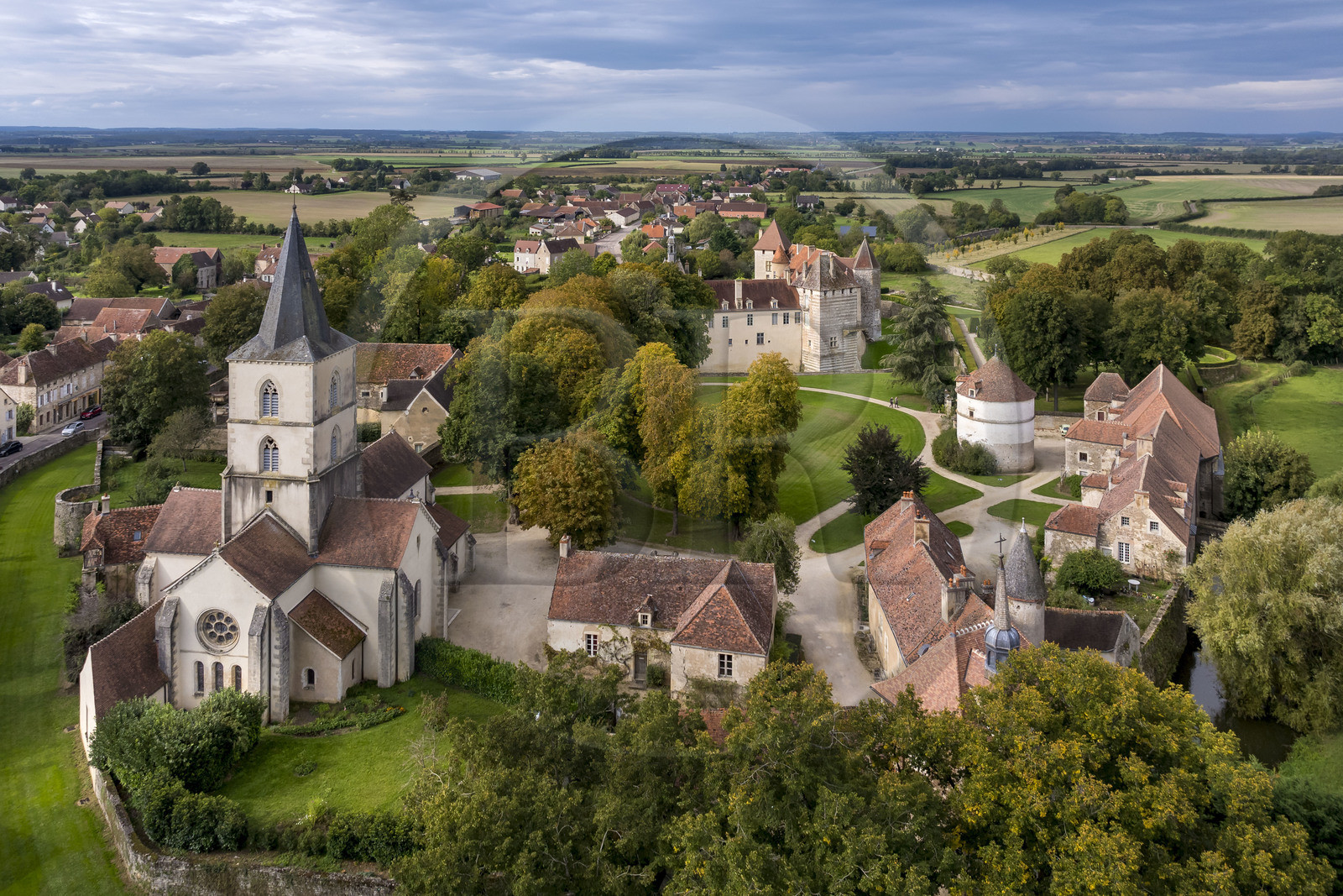 France, Côte-d'Or (21), Epoisses, le château d'Epoisses (vue aérienne)